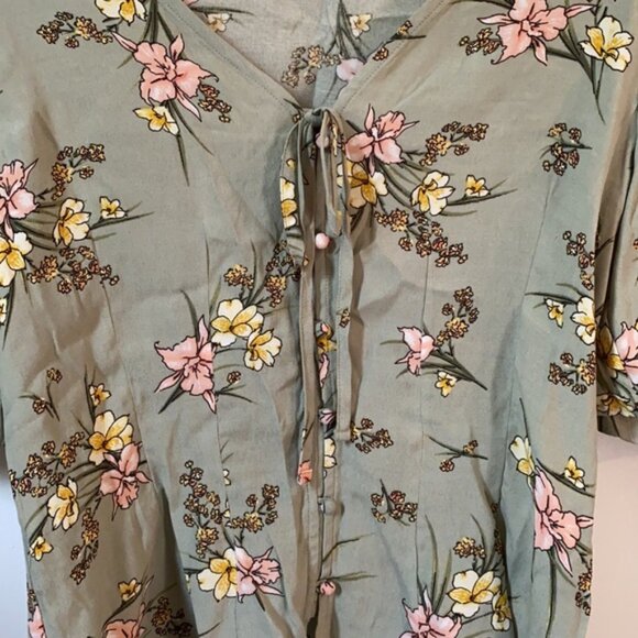 Suzy Shier Short Sleeve V-Neck Blouse - Picture 2 of 3